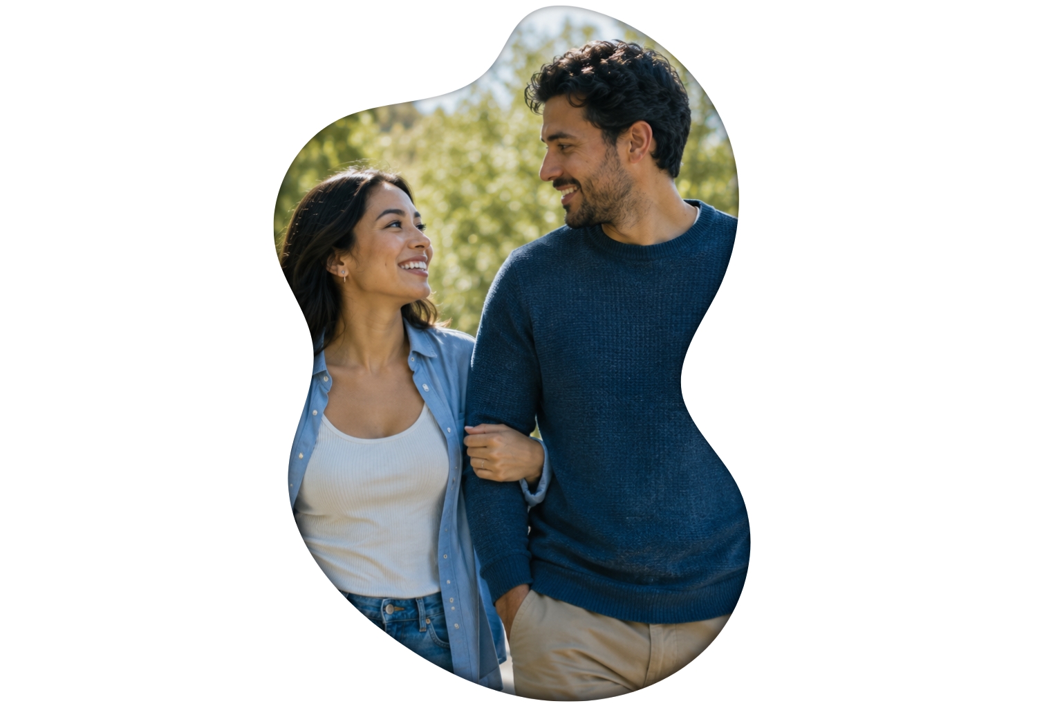 Image : Un couple profite d'une promenade paisible dans un parc tout en discutant