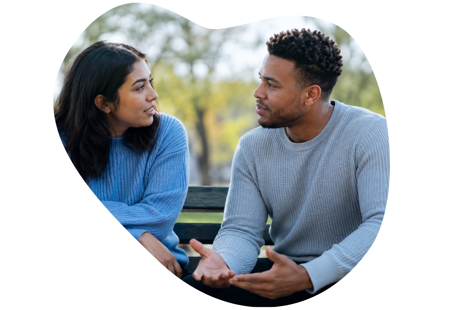 Image : Un couple discute ouvertement dans un parc